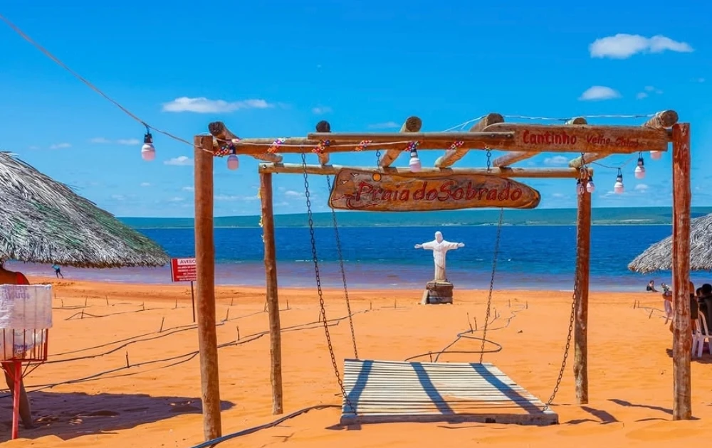 O balanço e a paisagem da praia