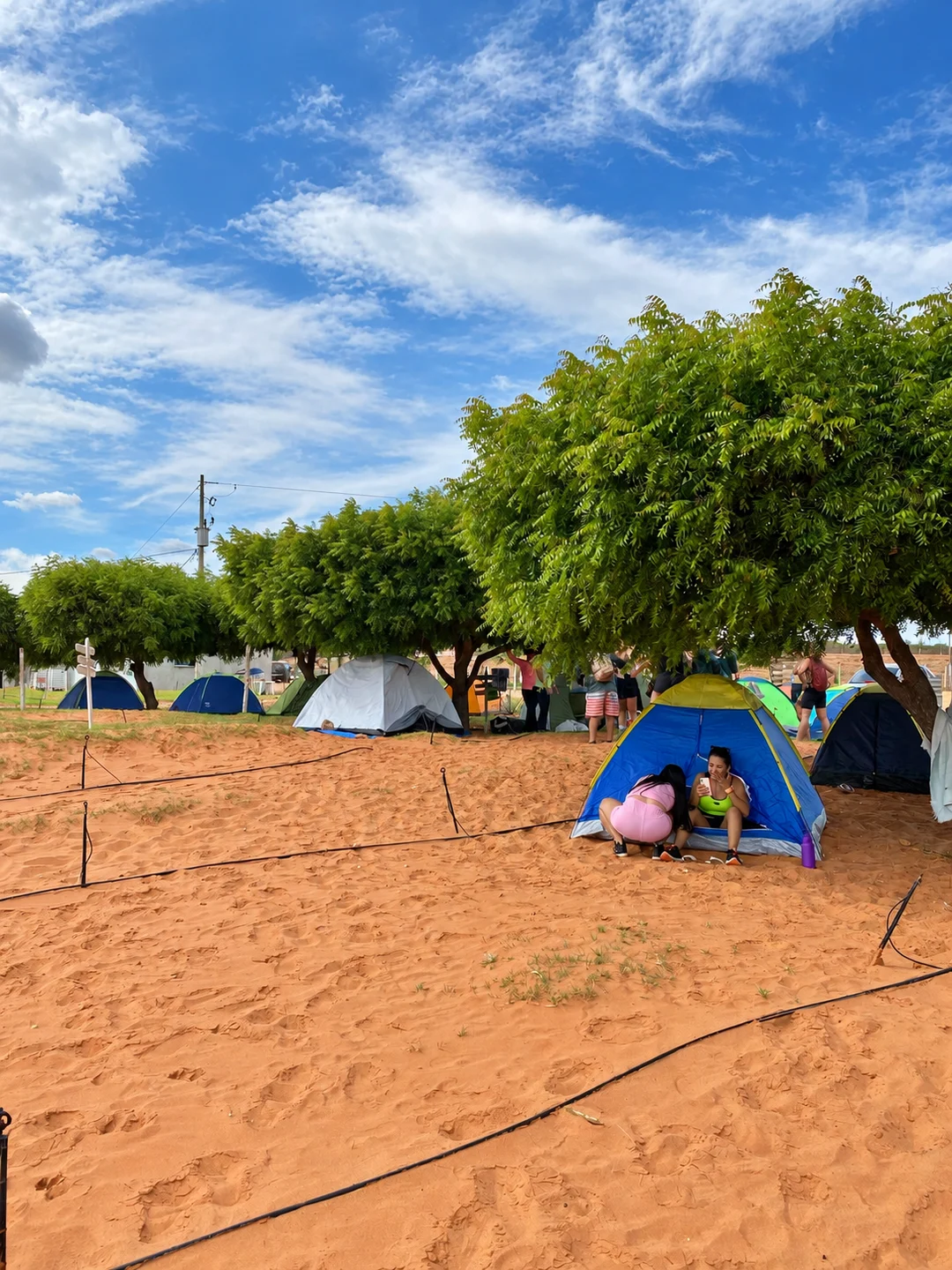 Área de camping e espaços para as barracas