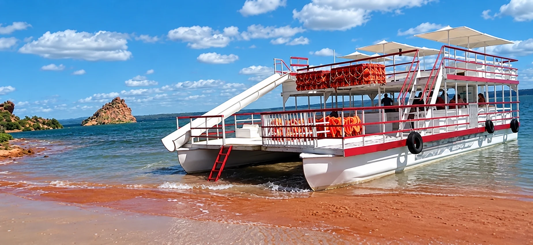 Catamarã nas águas do Sobrado