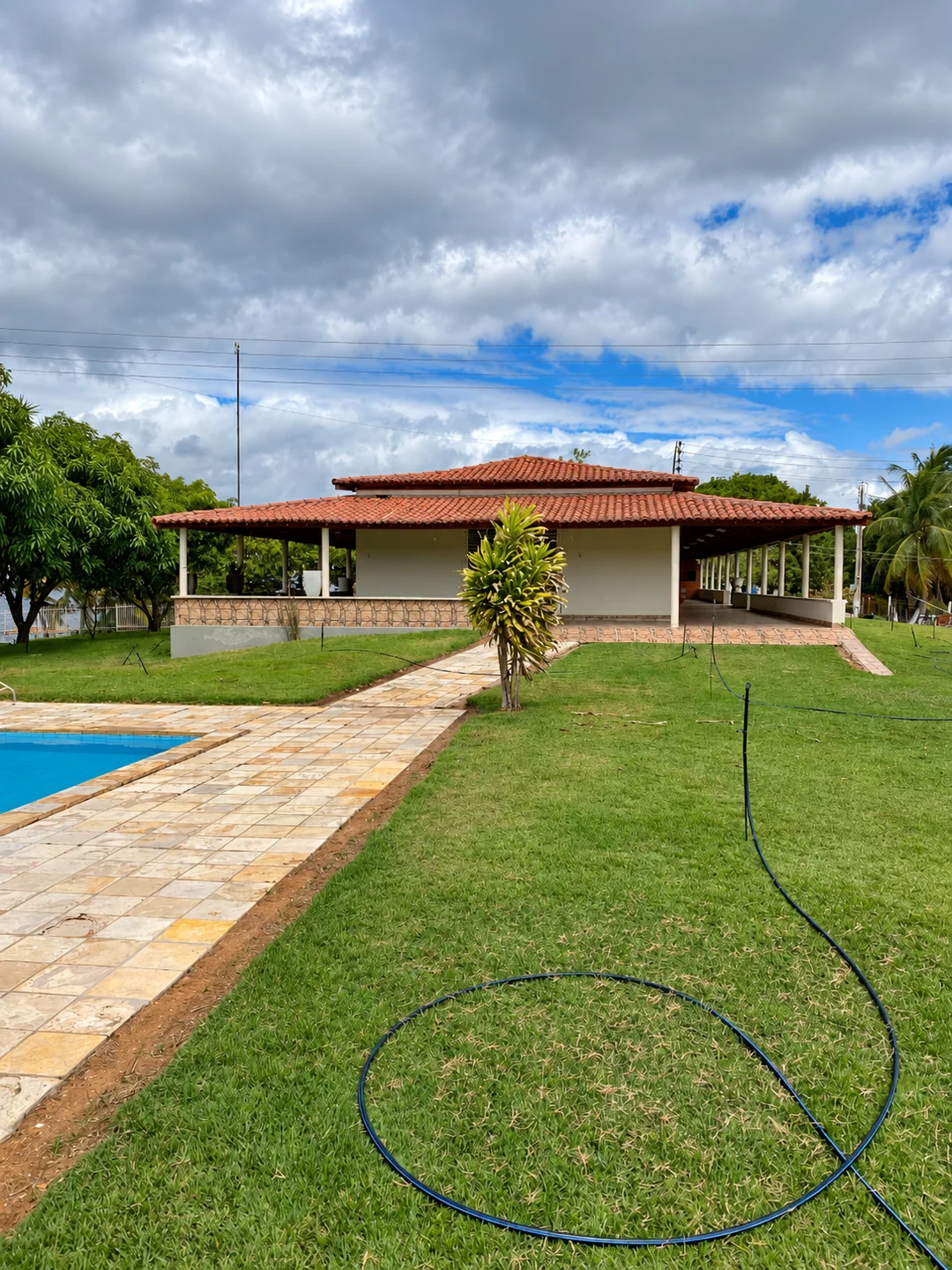 Casa mobiliada, varanda e jardim