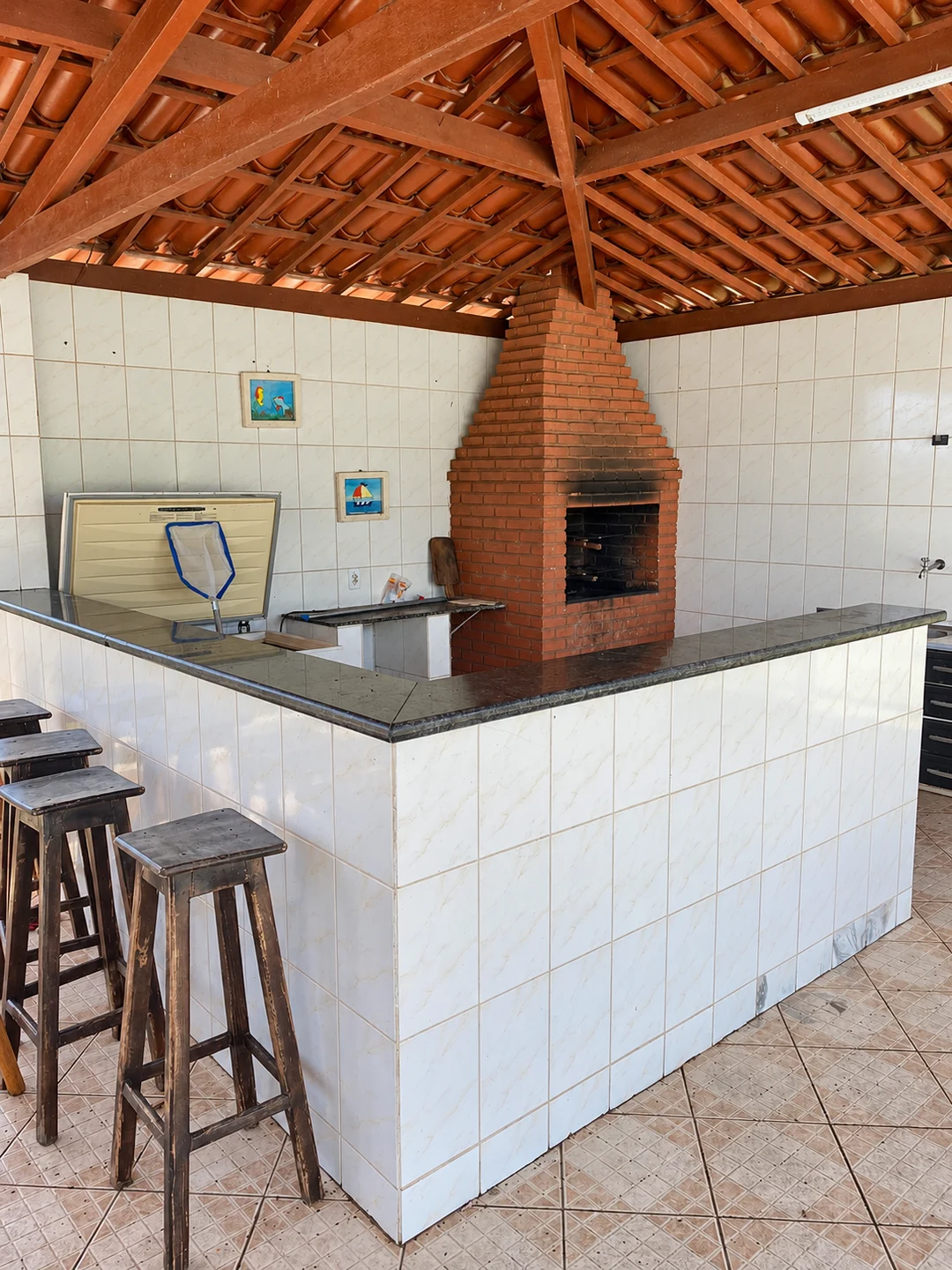 Churrasqueira, bancada e freezer