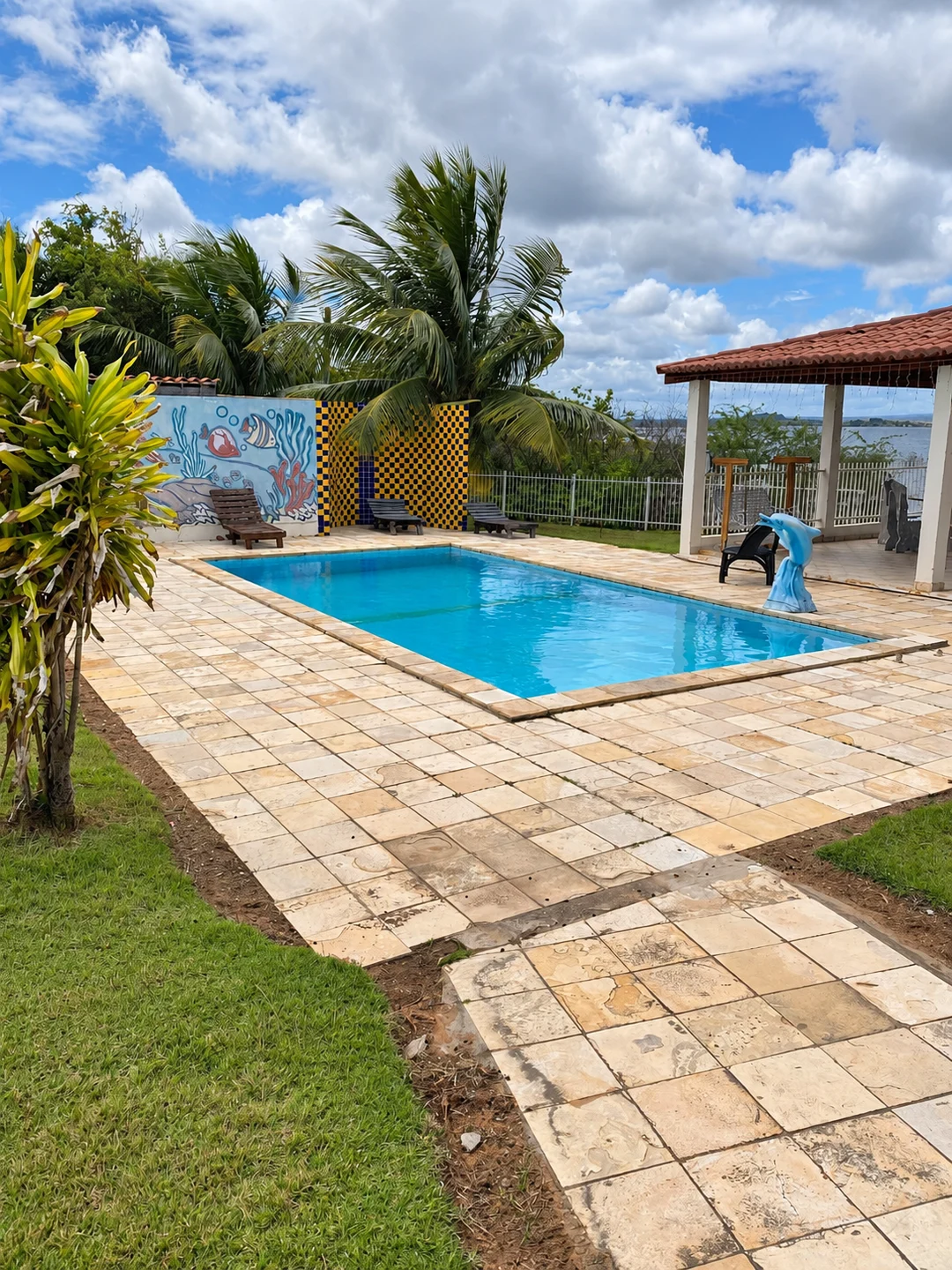 Piscina e área de lazer com vista para o rio