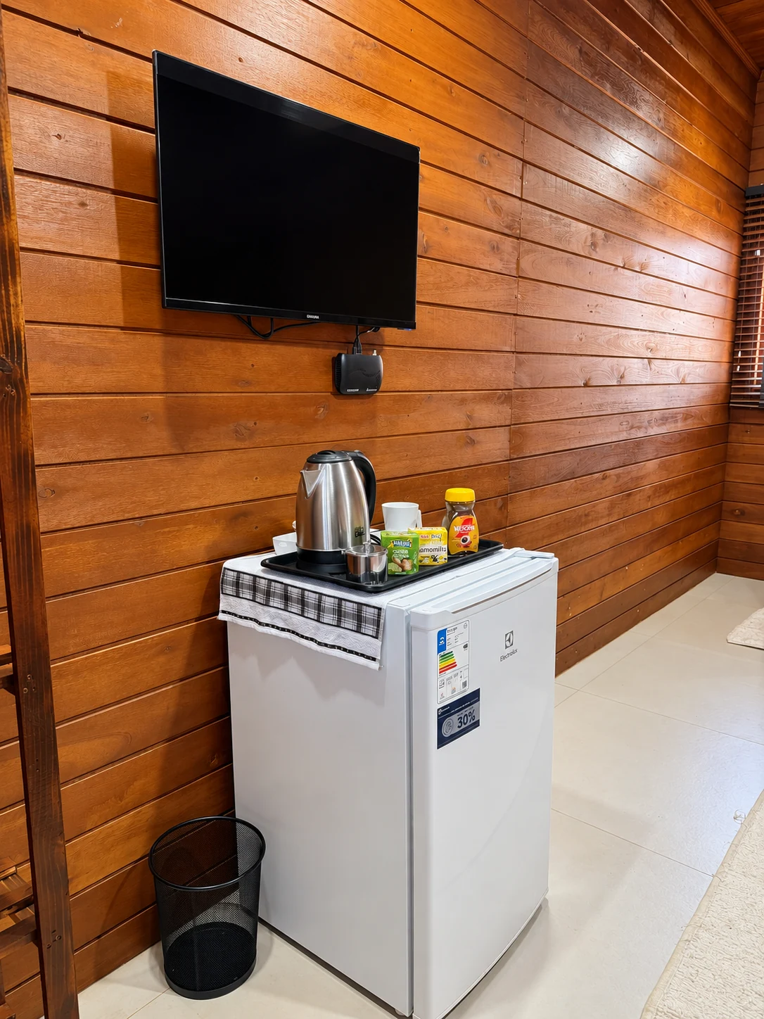 Frigobar, televisão e cantinho do café
