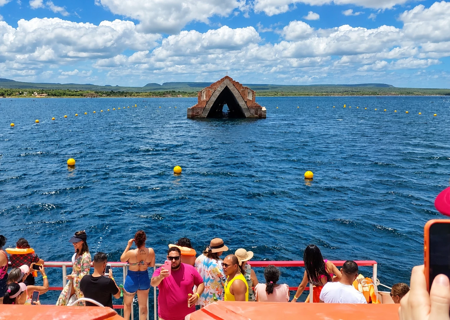 Panorama da visita de catamarã