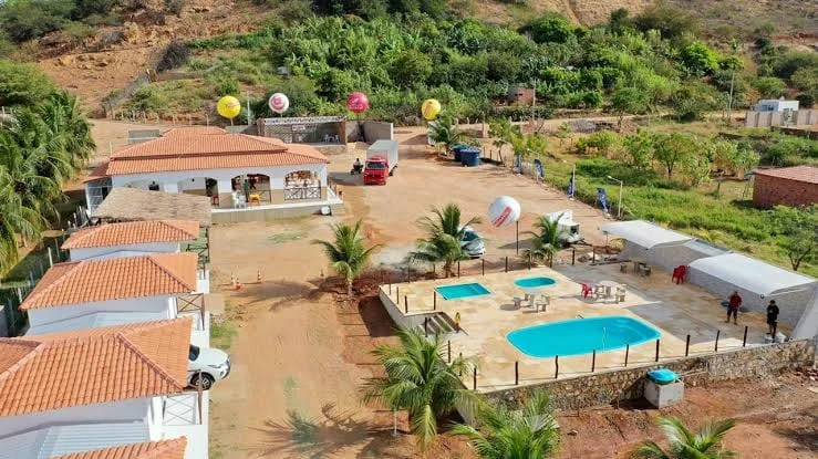 Vista aérea das piscinas e dos chalés