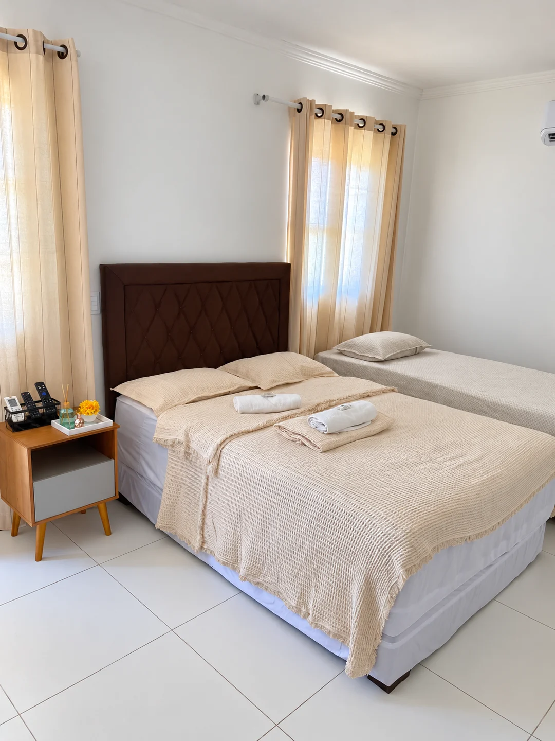Quarto com camas de casal e solteiro