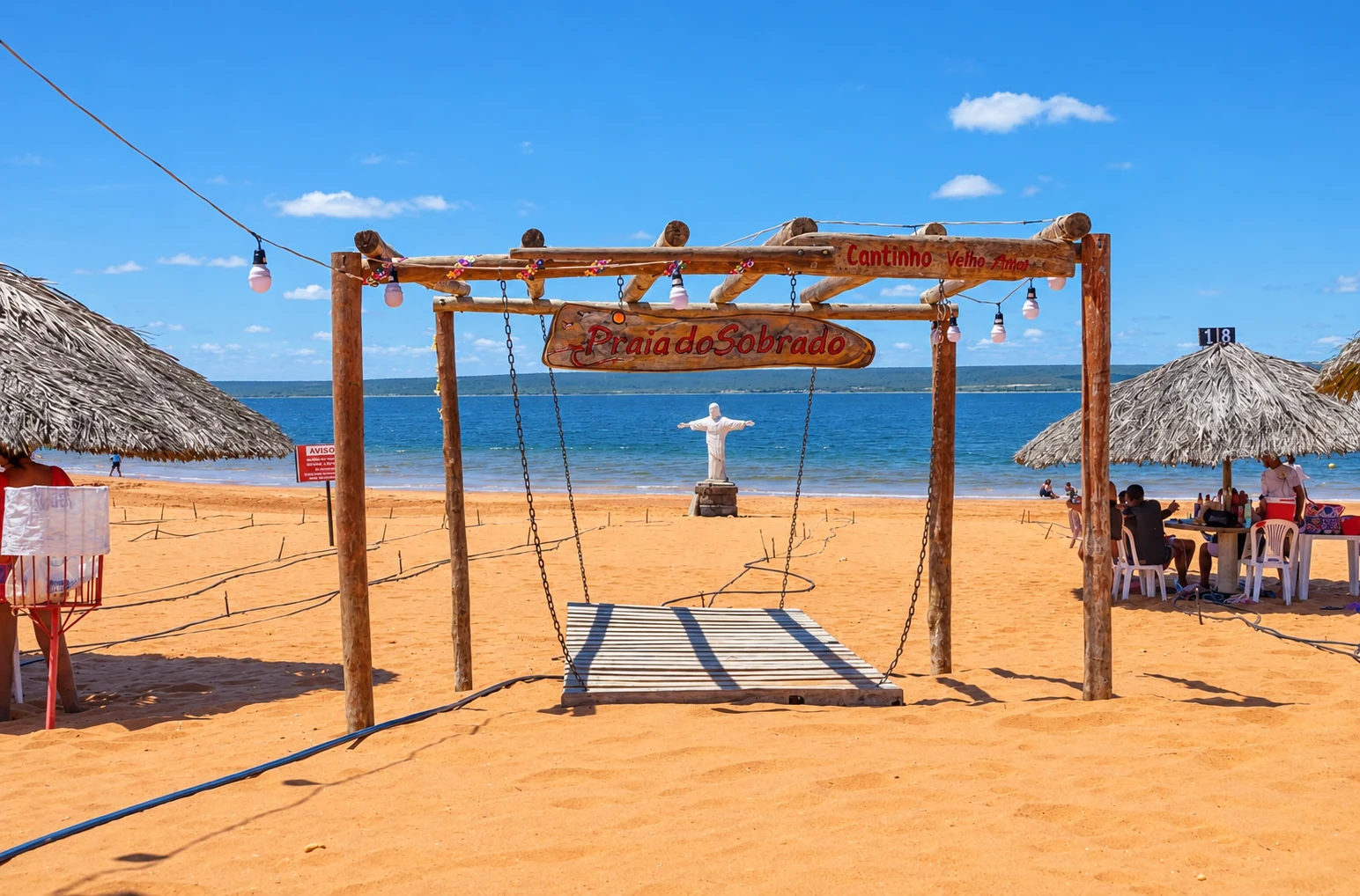 Balanço de madeira à beira da praia