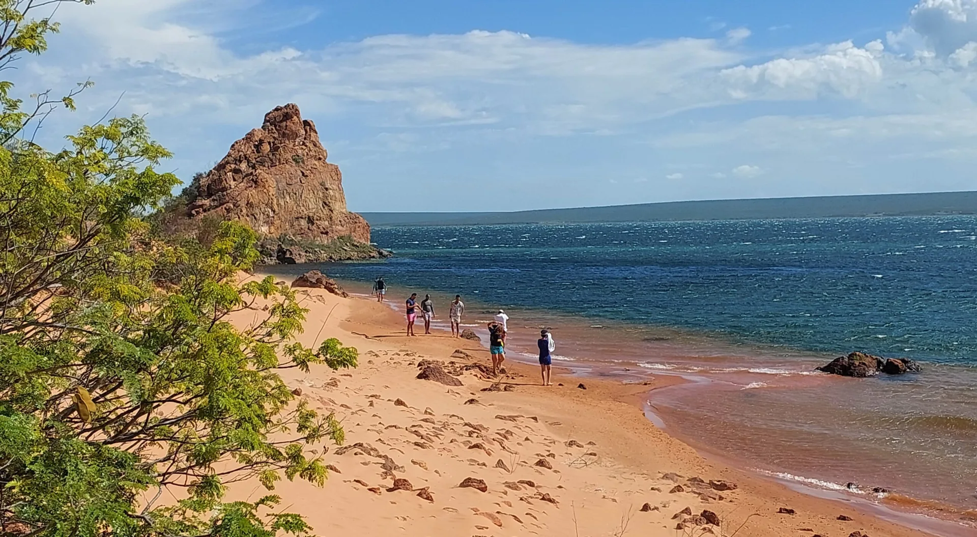 A areia e as águas da Praia do Sobrado