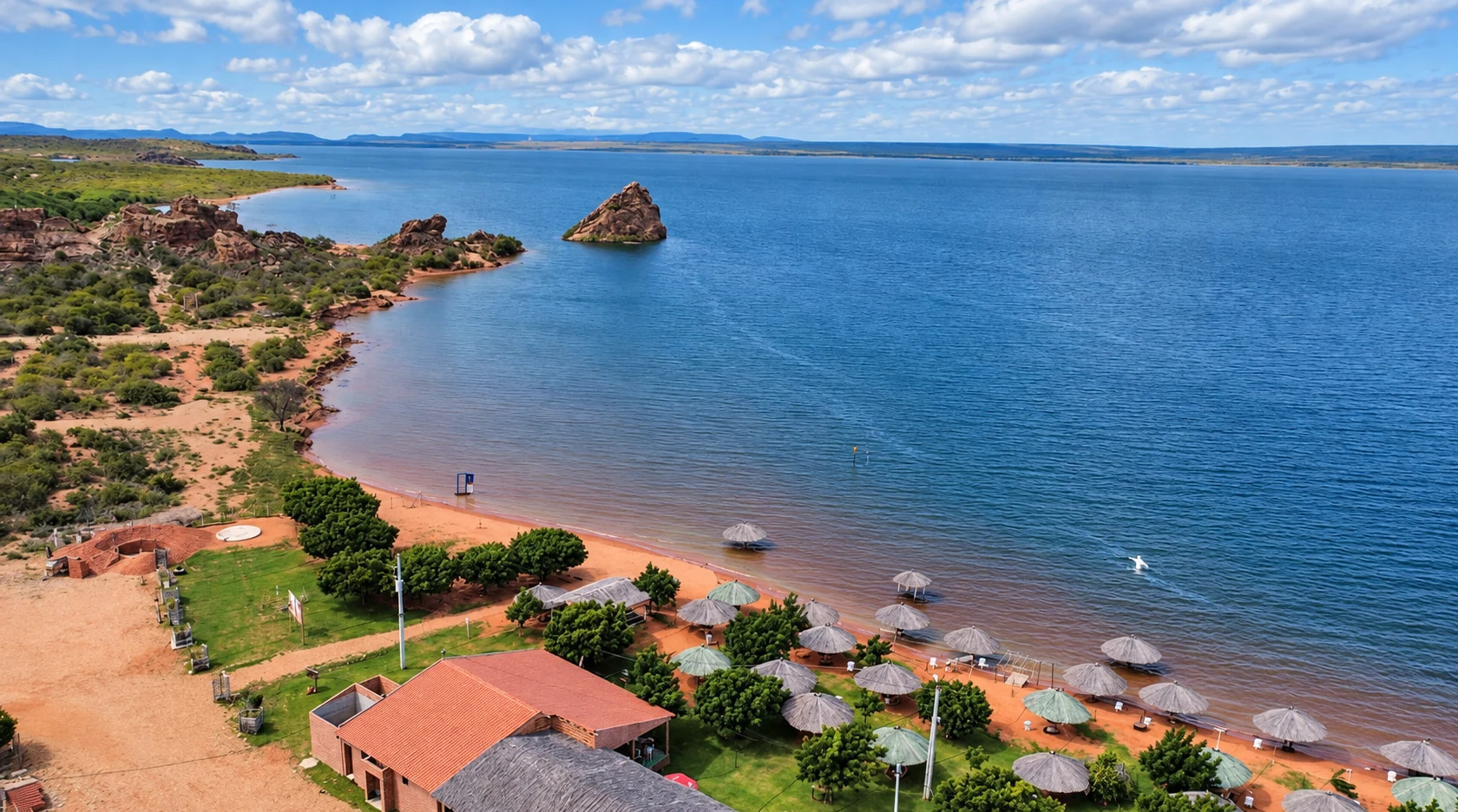 Panorama aéreo da Praia do Sobrado