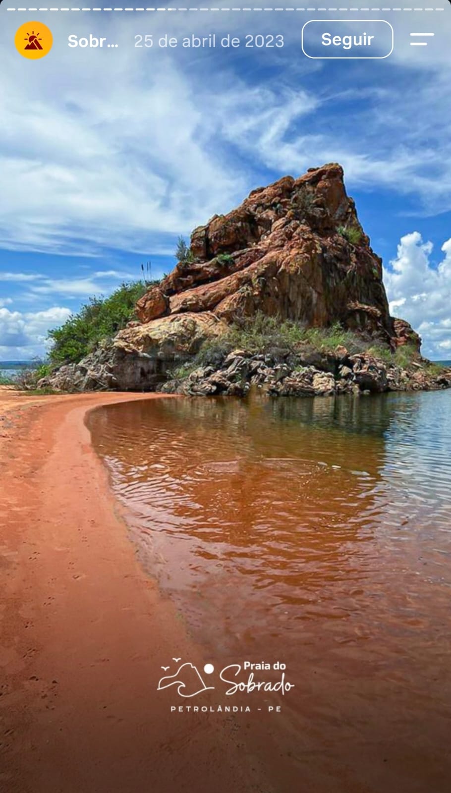 Formação rochosa, areia e águas da Praia do Sobrado