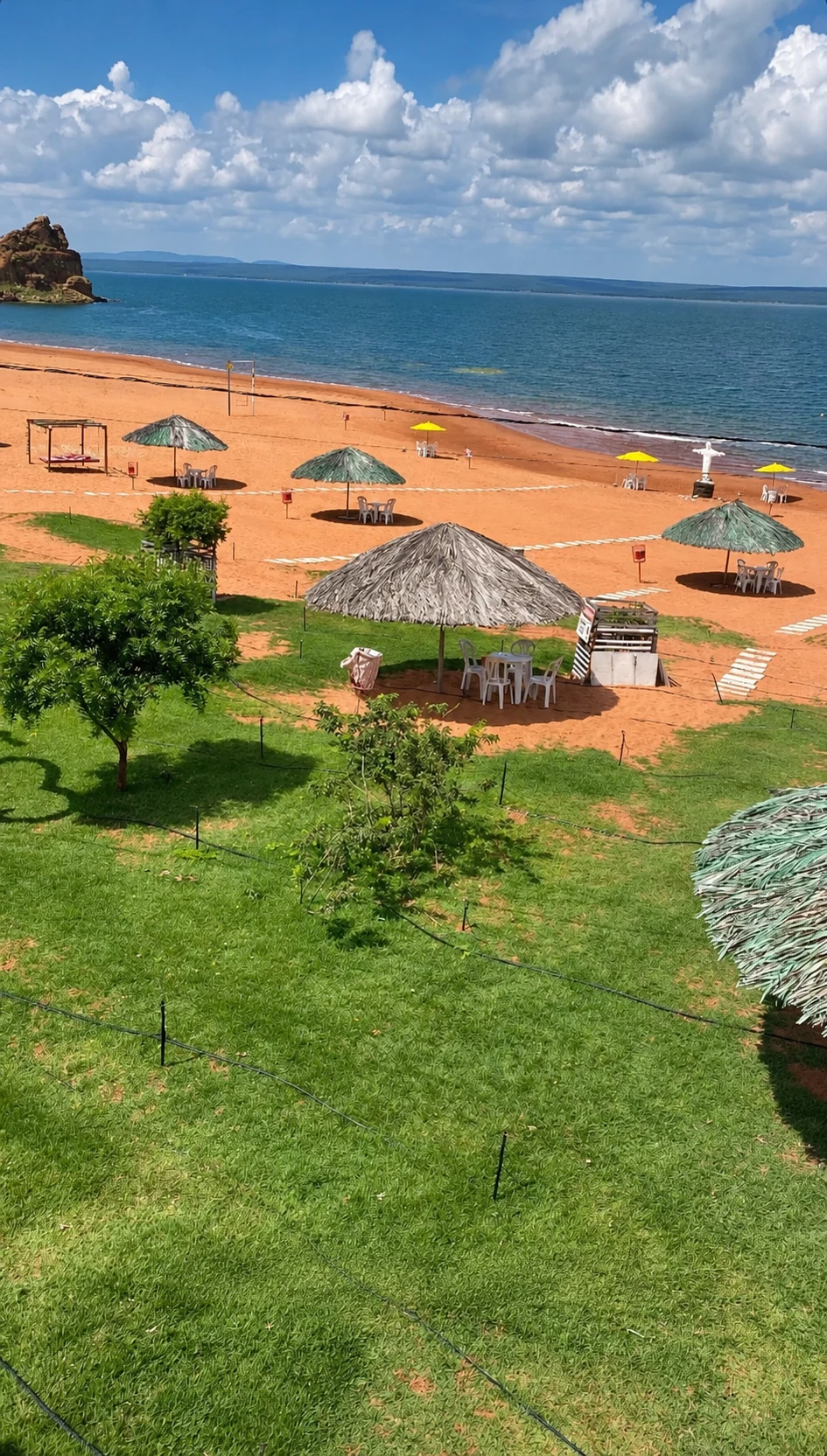 Quiosques e espaços à beira do rio