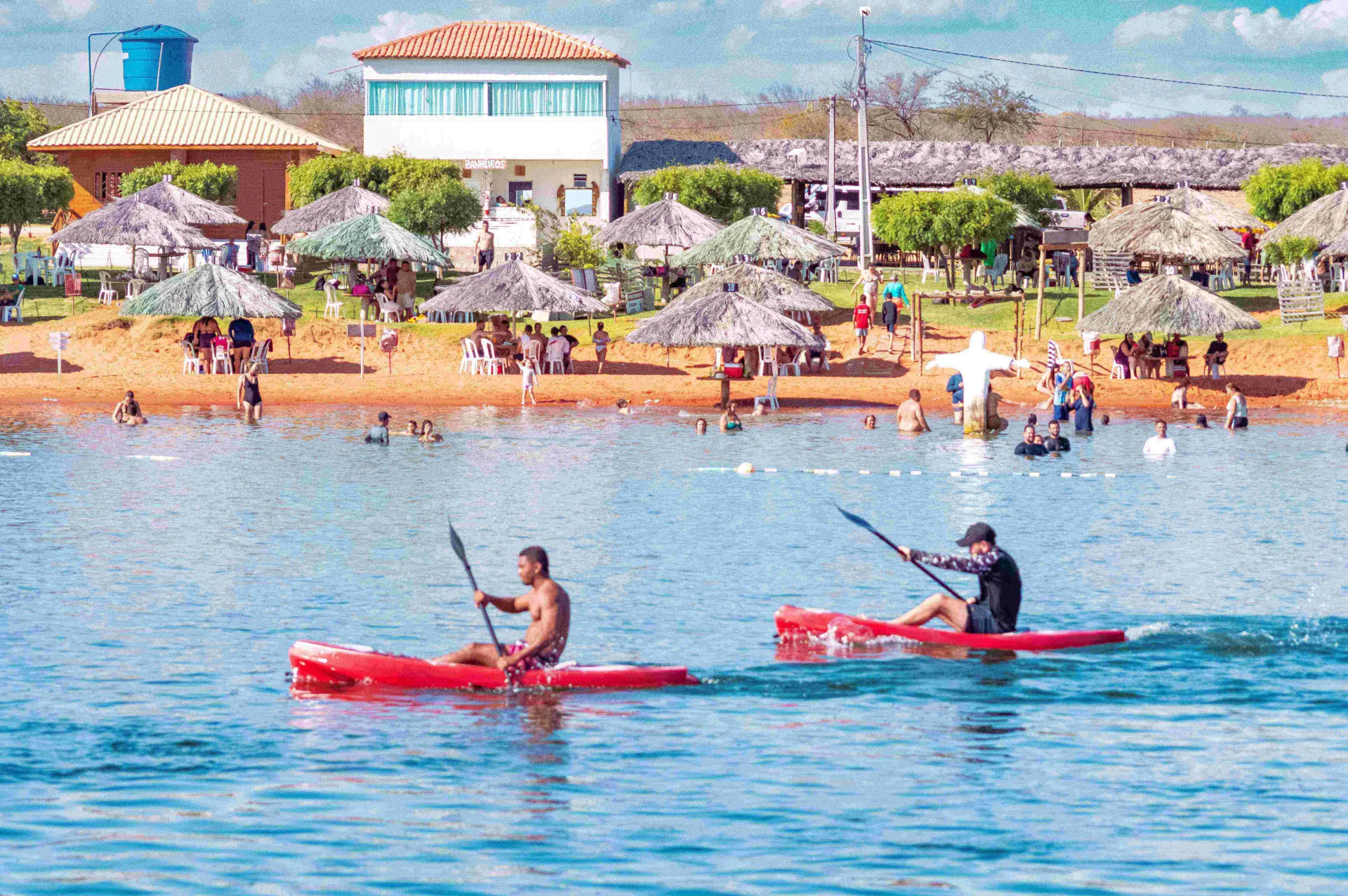 Caiaques nas águas do Sobrado