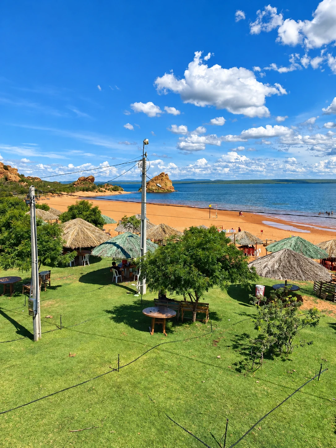 Vista da praia e dos jardins