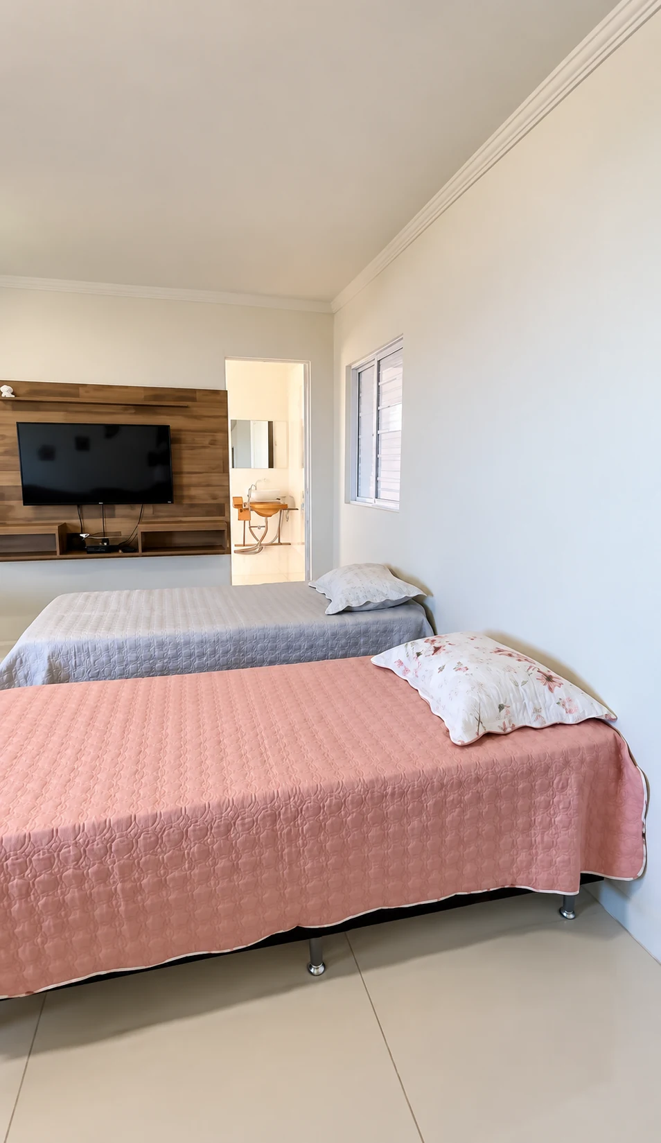 Quarto e televisão da Suíte Master