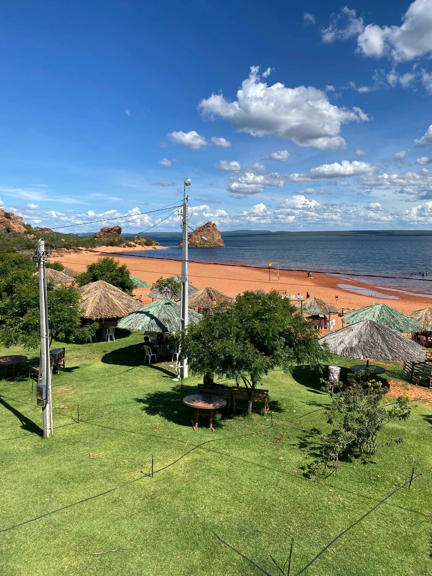 A praia vista da hospedagem